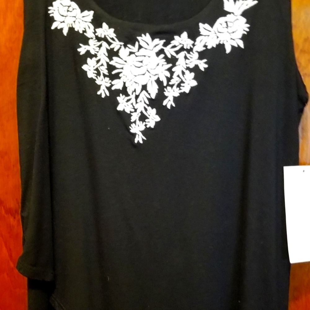 Beautiful Karen Kane Black with White Embroidered Front XS Sleeveless Top.